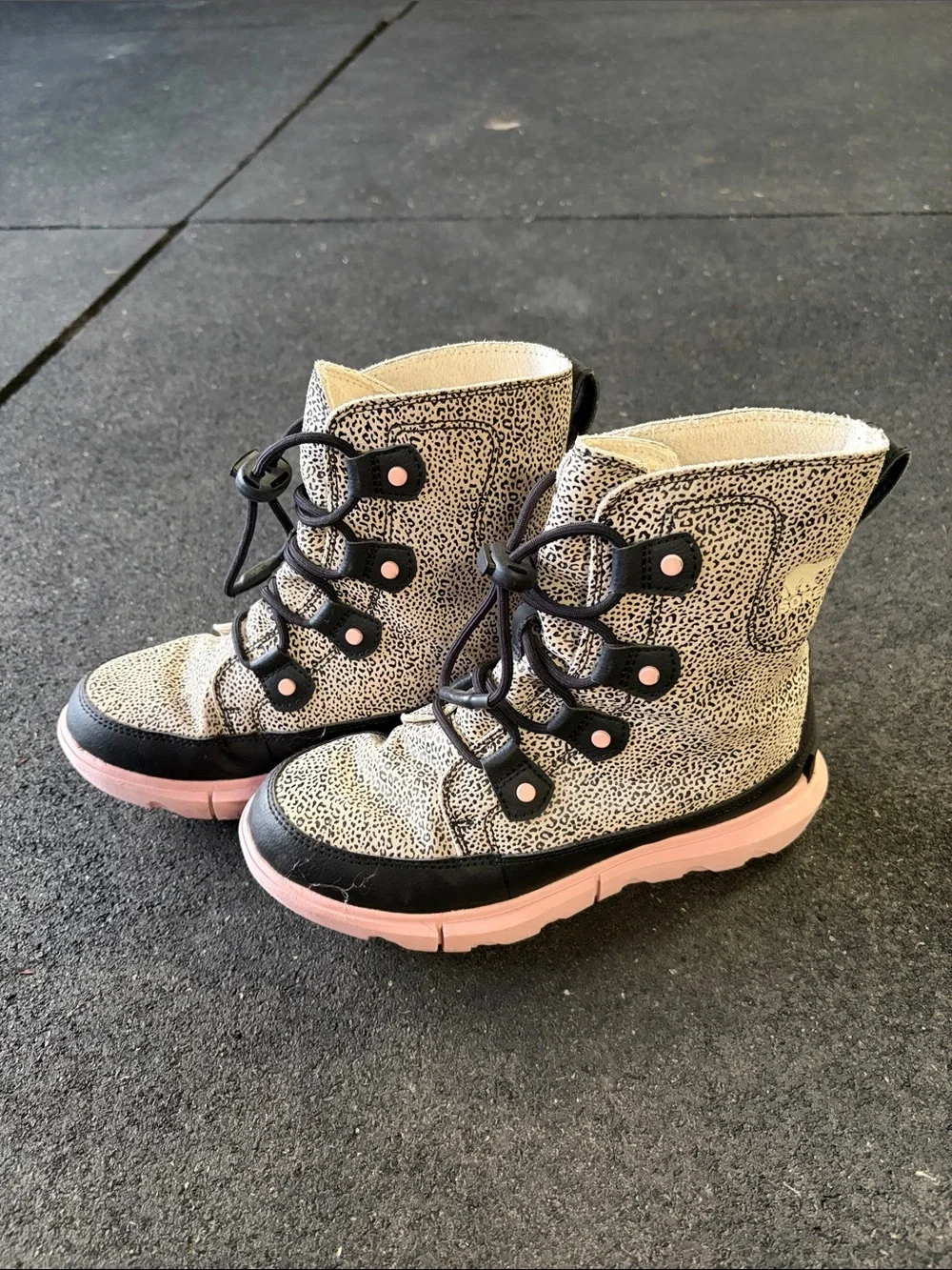 Girls Pink and Black Speckled Lace-Up Boots Sorel kids size 3